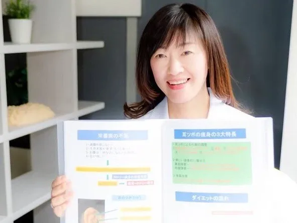 耳ツボダイエット施術の様子
