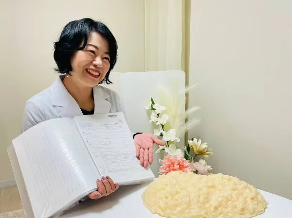 耳ツボダイエット施術の様子