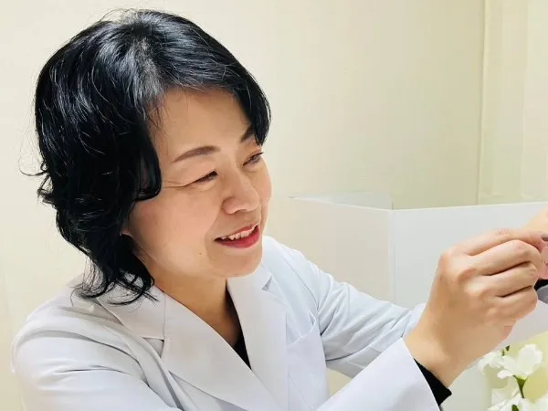 耳ツボダイエット施術の様子