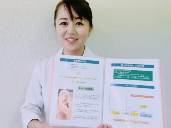 耳ツボダイエット施術の様子