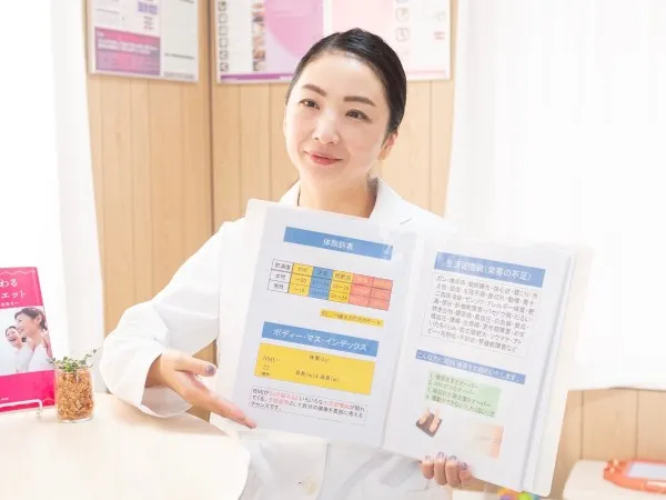 耳ツボダイエット施術の様子