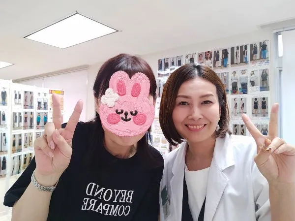 耳ツボダイエット施術の様子