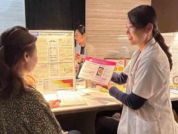 耳ツボダイエット施術の様子