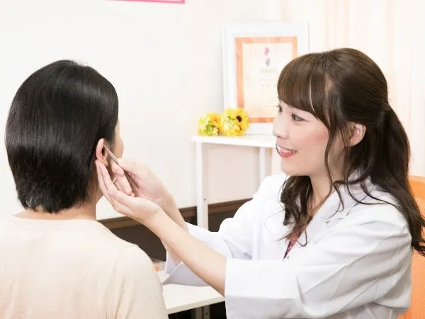 耳ツボダイエット施術の様子