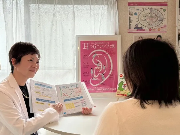 耳ツボダイエット施術の様子