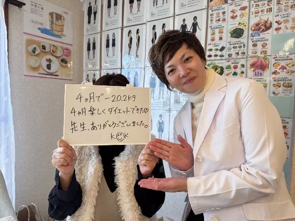 耳ツボダイエット施術の様子