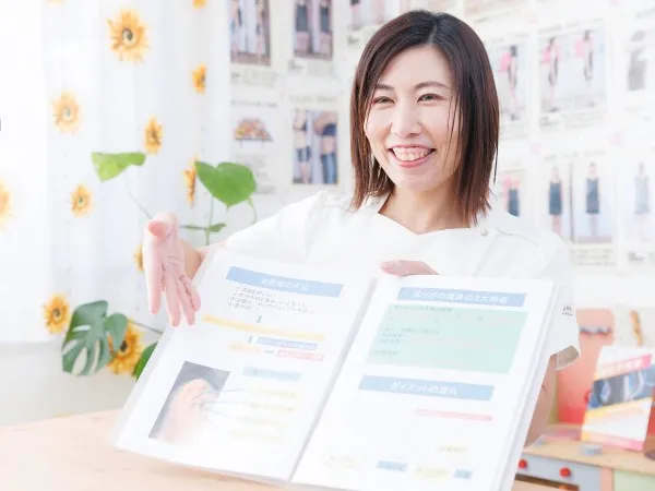 耳ツボダイエット施術の様子