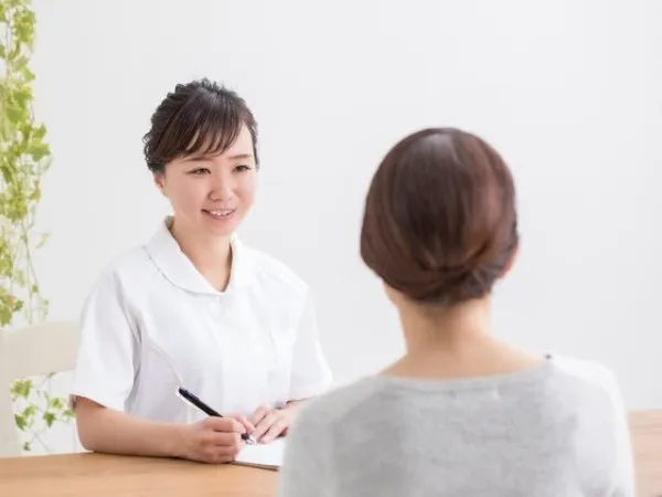 耳ツボダイエット施術の様子