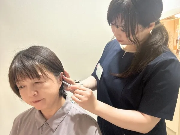 耳ツボダイエット施術の様子