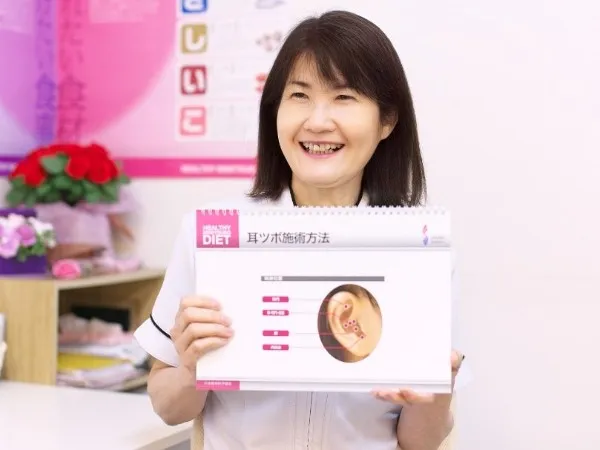 耳ツボダイエット施術の様子