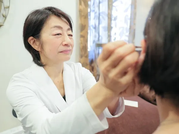 耳ツボダイエット施術の様子