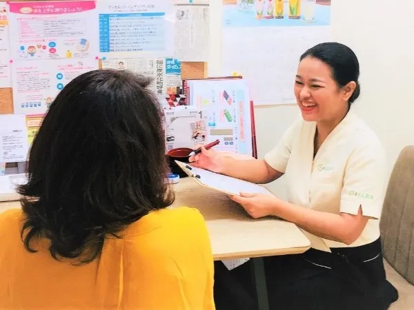 耳ツボダイエット施術の様子