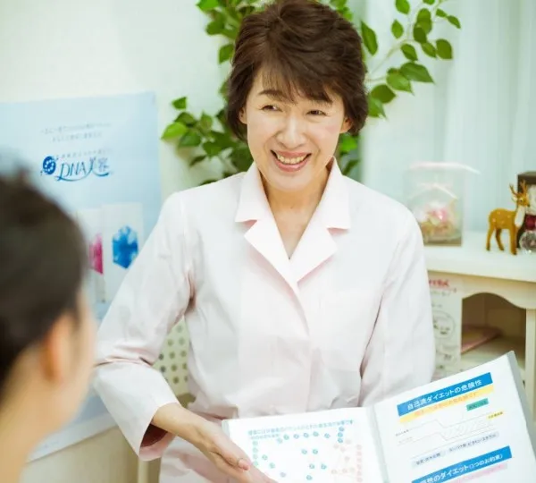 耳ツボダイエット施術の様子