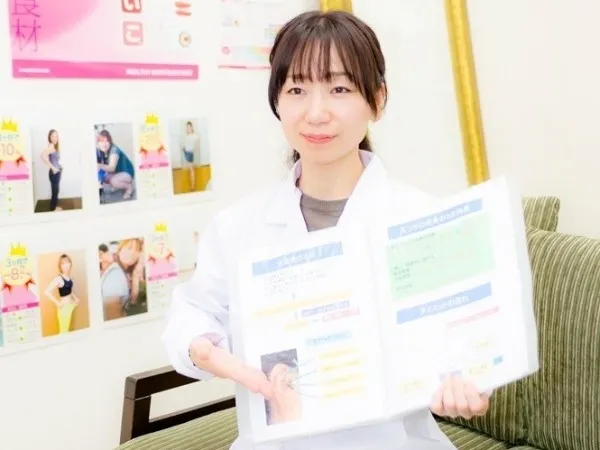 耳ツボダイエット施術の様子