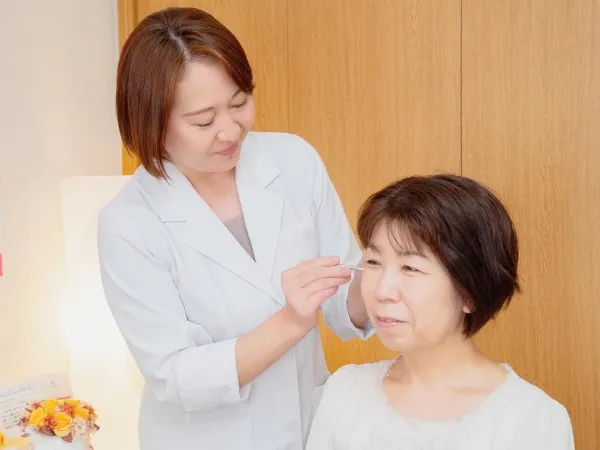 耳ツボダイエット施術の様子