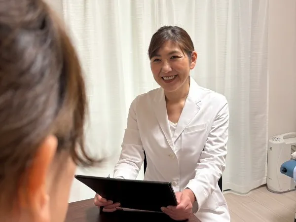 耳ツボダイエット施術の様子