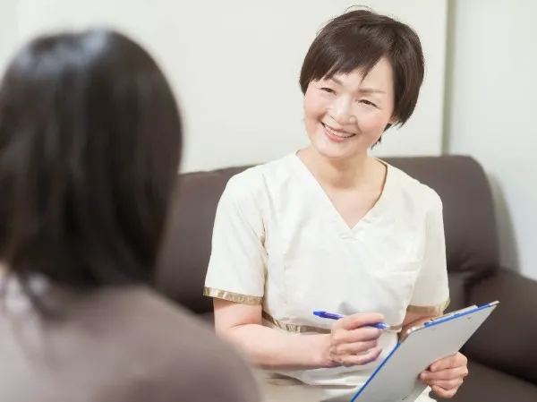 耳ツボダイエット施術の様子