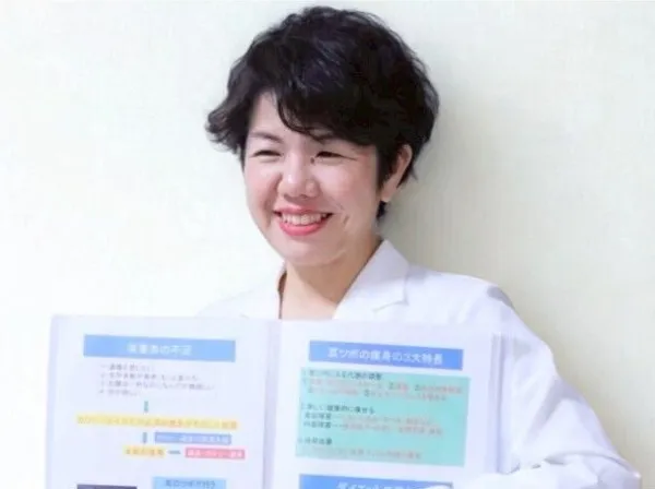 耳ツボダイエット施術の様子