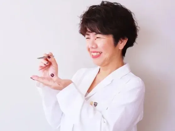 耳ツボダイエット施術の様子