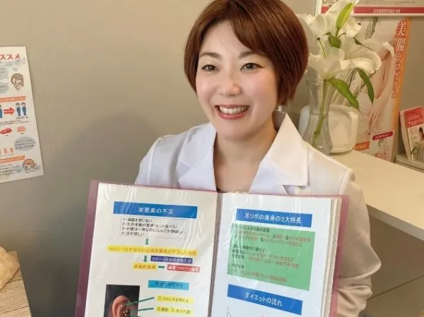 耳ツボダイエット施術の様子