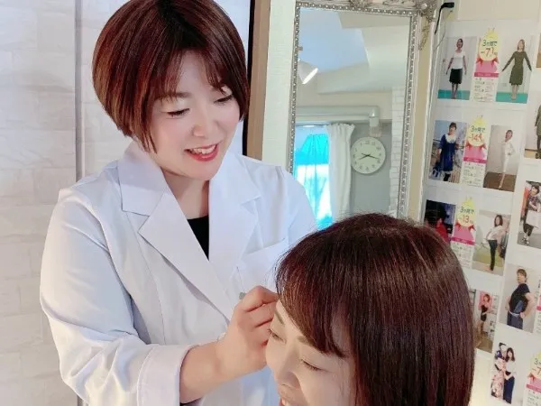 耳ツボダイエット施術の様子