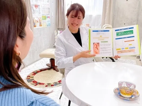 耳ツボダイエット施術の様子