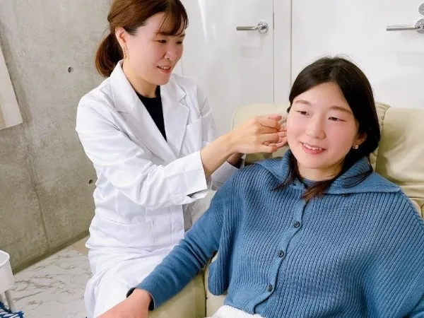 耳ツボダイエット施術の様子