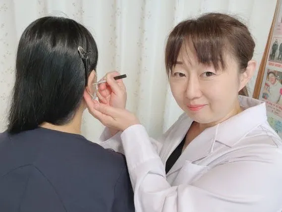耳ツボダイエット施術の様子