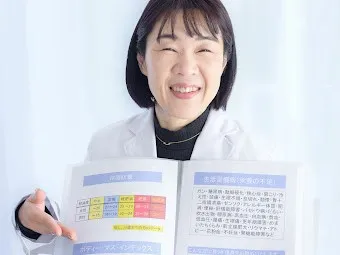 耳ツボダイエット施術の様子