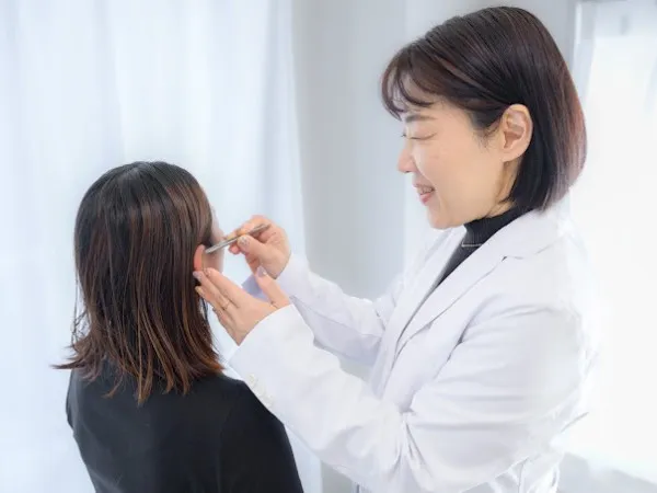 耳ツボダイエット施術の様子