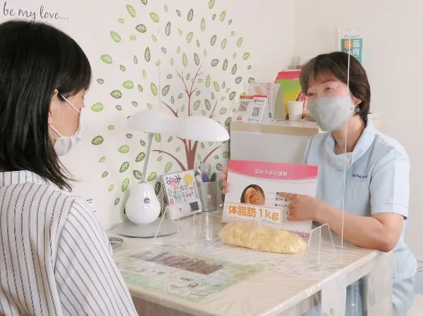 耳ツボダイエット施術の様子