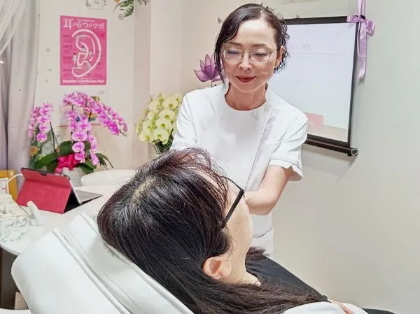 耳ツボダイエット施術の様子