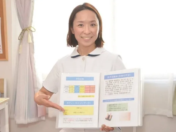 耳ツボダイエット施術の様子