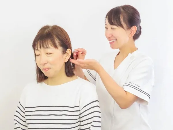 耳ツボダイエット施術の様子