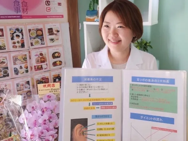 耳ツボダイエット施術の様子