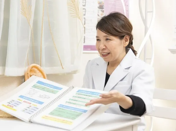耳ツボダイエット施術の様子