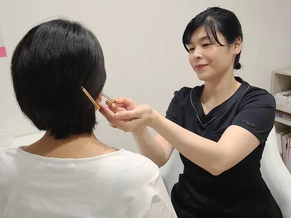 耳ツボダイエット施術の様子
