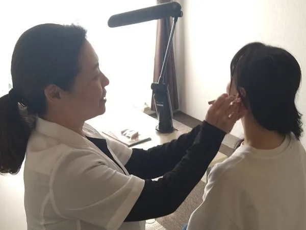 耳ツボダイエット施術の様子
