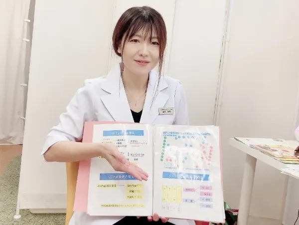 耳ツボダイエット施術の様子