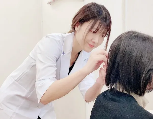 耳ツボダイエット施術の様子