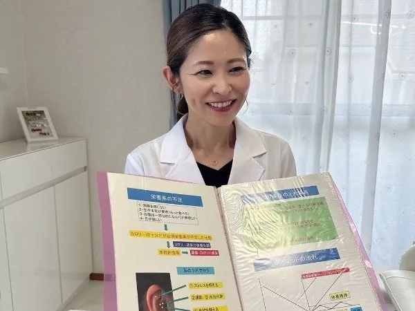 耳ツボダイエット施術の様子
