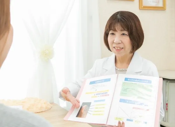 耳ツボダイエット施術の様子