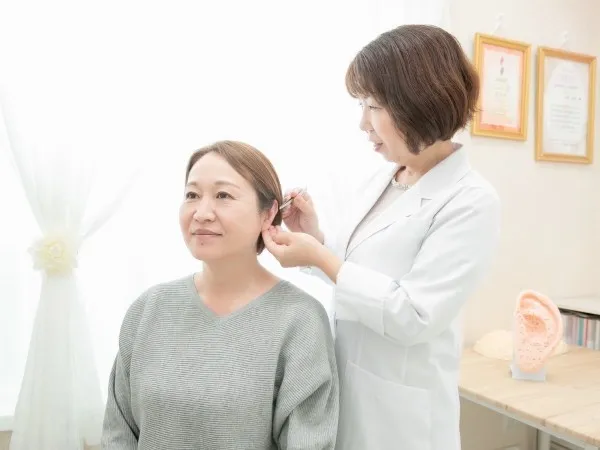 耳ツボダイエット施術の様子