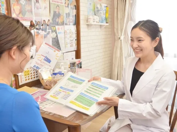 耳ツボダイエット施術の様子
