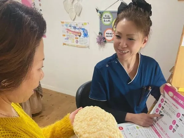 耳ツボダイエット施術の様子