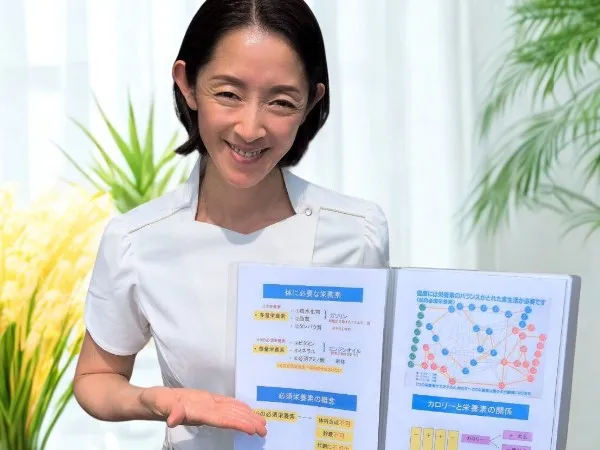 耳ツボダイエット施術の様子
