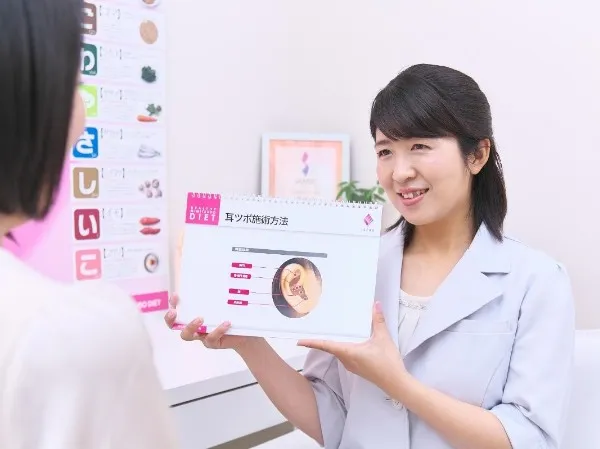 耳ツボダイエット施術の様子