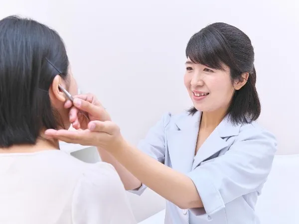 耳ツボダイエット施術の様子