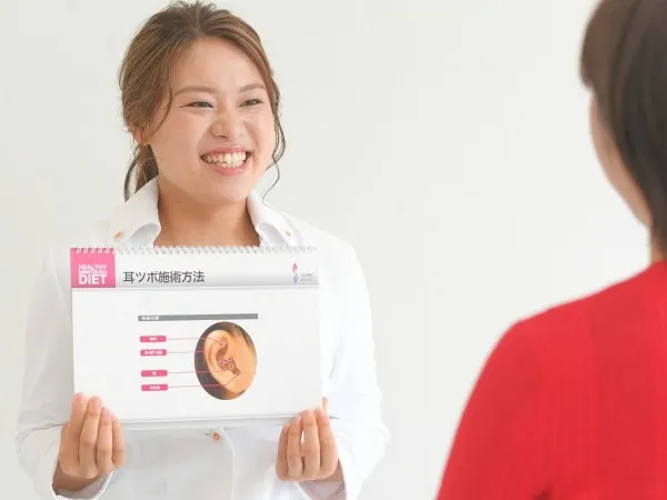 耳ツボダイエット施術の様子