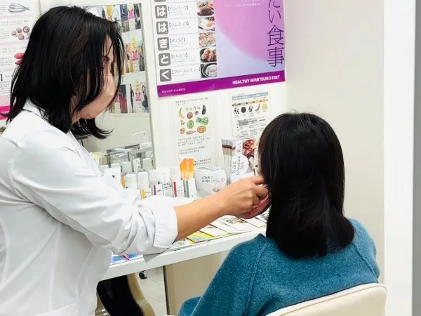 耳ツボダイエット施術の様子
